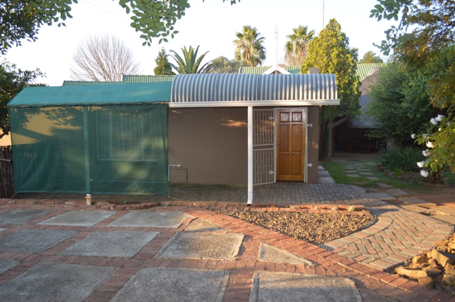 To Let 2 Bedroom Property for Rent in Songloed North West